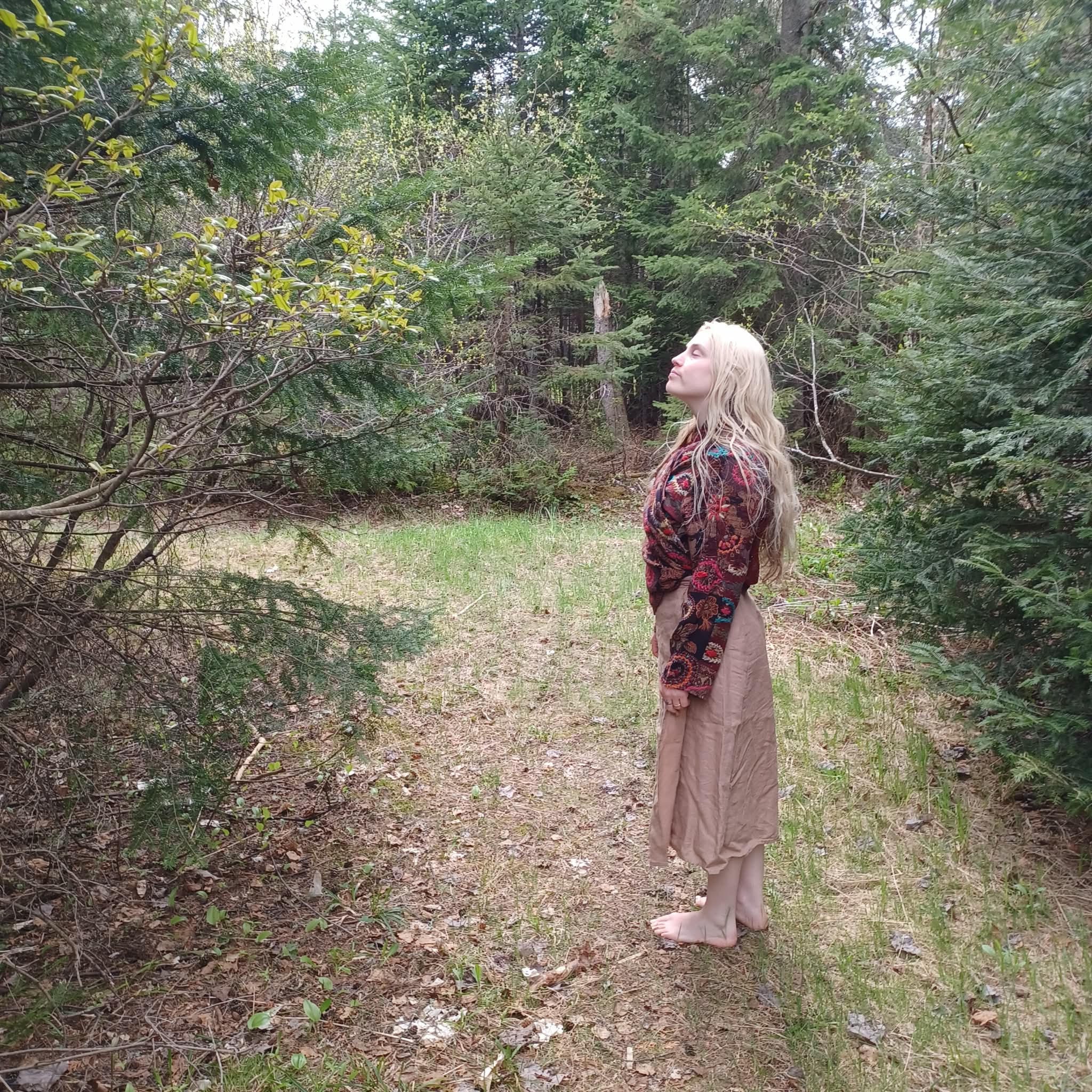 Élisa en contemplation dans la forêt